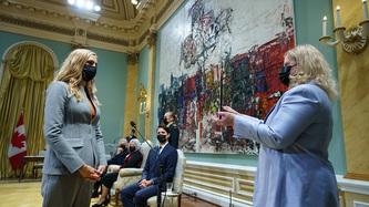 La ministre St-Onge prête serment devant la greffière par intérim Janice Charette