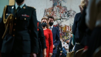 Le premier ministre Trudeau et son épouse quittent la salle