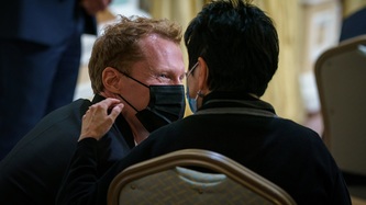 Le ministre Miller discute avec une femme dans l'assistance