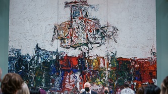 Le ministre Lametti marche au milieu de la salle