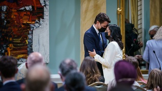 Le premier ministre Trudeau fait un câlin à la ministre Anand