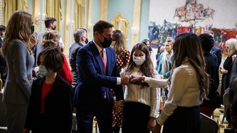 Le ministre Mendicino salue d'un poing-à-poing la ministre Khera