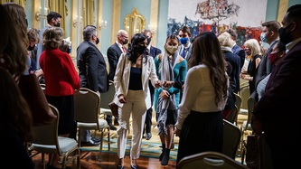 La ministre Anand salue d'un poing-à-poing la ministre Ien