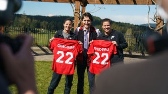 Le premier ministre Trudeau pose pour une photo avec l’équipe canadienne de soccer féminin