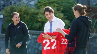 Prime Minister Trudeau takes a picture with the Canadian women’s soccer team