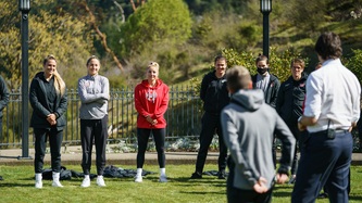 Le premier ministre Trudeau discute avec des femmes de l’équipe de soccer