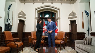 PM Trudeau and Ms. Sviatlana Tsikhanouskaya are standing and talking