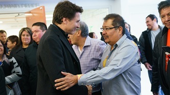 Le premier ministre Trudeau serre la main d'un homme