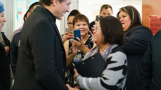 Le premier ministre Trudeau serre la main d'une femme
