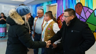 La ministre Patty Hajdu serre la main d'un homme