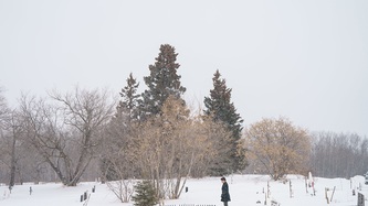 Le PM Trudeau est debout dans un cimetière pour rendre hommage
