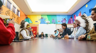 Le PM Trudeau et la ministre Hajdu sont assis avec des dirigeants autochtones