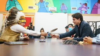 Le chef Wally Burns donne une plume d'aigle au PM Trudeau