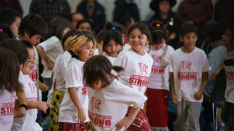 Des enfants portent un t-shirt avec les mots « James Smith Cree Nation Strong »