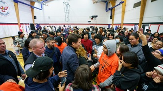 Le PM Trudeau salue les membres d'une communauté autochtone