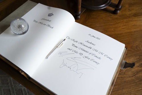 The signatures of Prime Minister Carney and Diana Fox Carney are shown in the Huis ten Bosch Palace guestbook.