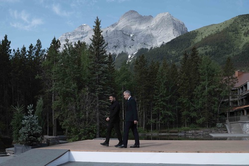 Prime Minister Mark Carney and President Volodymyr Zelenskyy walking and talking outside at the 2025 G7 Leaders’ Summit. 