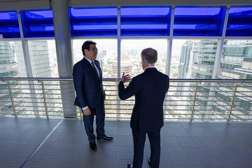 Le premier ministre Mark Carney s’entretient avec le président-directeur général de Petronas, Tengku Muhammad Taufik, lors...