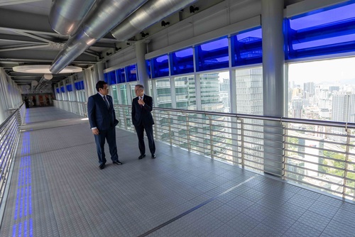 Le premier ministre Mark Carney s’entretient avec le président-directeur général de Petronas, Tengku Muhammad Taufik, lors...