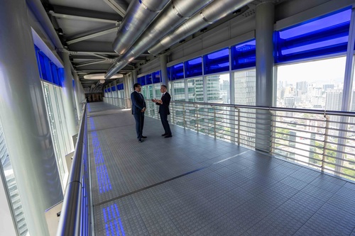 Le premier ministre Mark Carney s’entretient avec le président-directeur général de Petronas, Tengku Muhammad Taufik, lors...