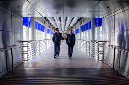 Le premier ministre Mark Carney marche en compagnie du président-directeur général de Petronas, Tengku Muhammad Taufik, da...