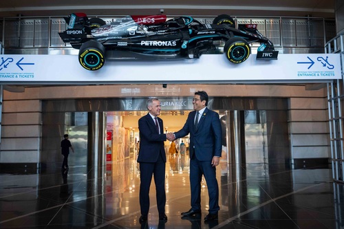 Le premier ministre Mark Carney échange une poignée de main avec le président-directeur général de Petronas, Tengku Muhamm...