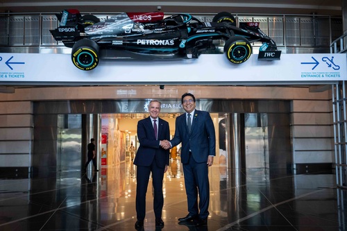 Le premier ministre Mark Carney échange une poignée de main avec le président-directeur général de Petronas, Tengku Muhamm...