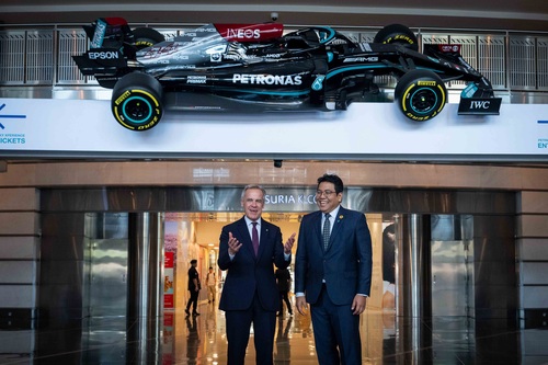 Le premier ministre Mark Carney s’entretient avec le président-directeur général de Petronas, Tengku Muhammad Taufik, dans...