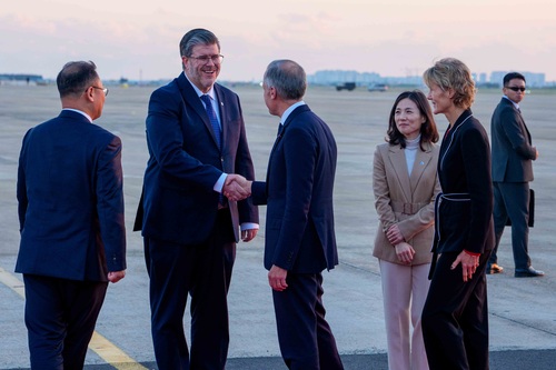 Le premier ministre Mark Carney et Diana Fox Carney sont accueillis par Son Excellence Philippe Lafortune, ambassadeur du ...