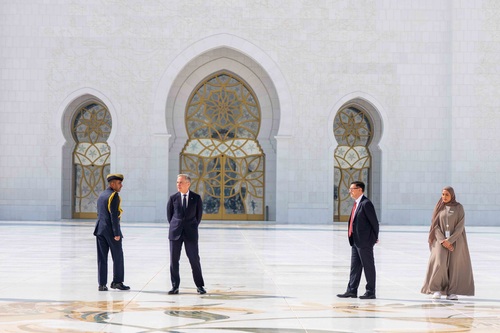 Le premier ministre Mark Carney se tient dans la cour de la Grande Mosquée Cheikh Zayed en compagnie de l’ambassadeur du C...