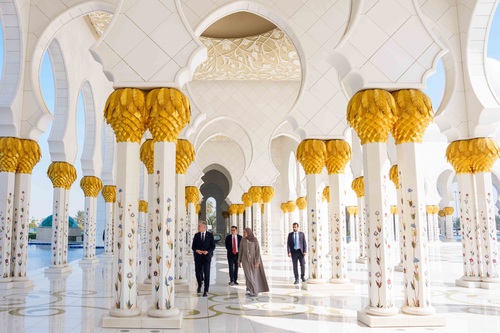 Le premier ministre Mark Carney marche dans les arcades extérieures de la Grande Mosquée Cheikh Zayed en compagnie de l’am...