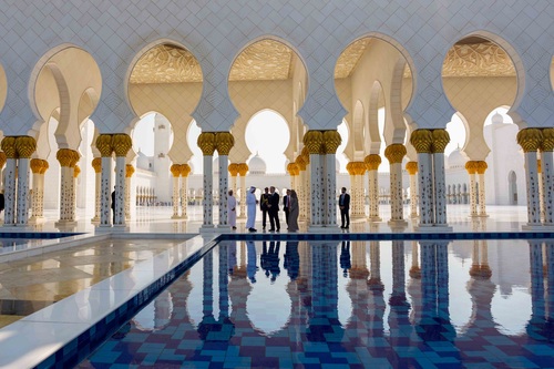 Le premier ministre Mark Carney se tient près des bassins réfléchissants de la Grande Mosquée Cheikh Zayed et s’entretient...