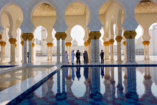 Le premier ministre Mark Carney se tient près des bassins réfléchissants de la Grande Mosquée Cheikh Zayed et s’entretient...
