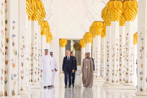 Le premier ministre Mark Carney marche dans les arcades extérieures de la Grande Mosquée Cheikh Zayed en compagnie de memb...
