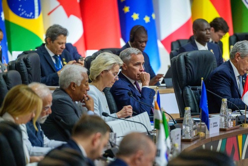 Le premier ministre Mark Carney et d’autres dirigeants mondiaux participent à une séance de travail du G20.