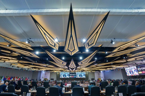 Le premier ministre Mark Carney et d’autres dirigeants mondiaux participent à une séance de travail du G20.