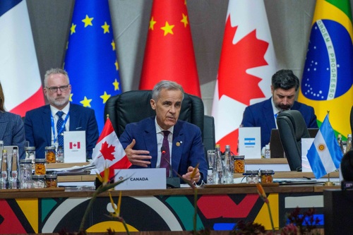 Le premier ministre Mark Carney prononce une allocution lors d’une séance de travail du G20.