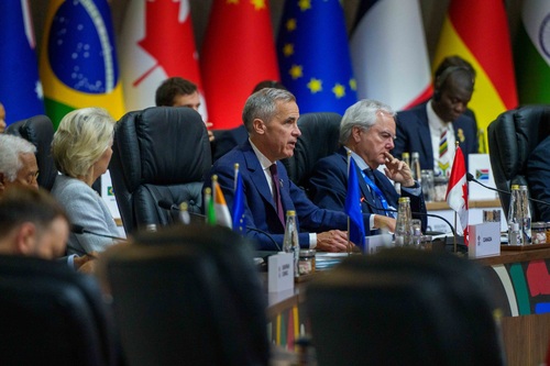 Le premier ministre Mark Carney prononce une allocution lors d’une séance de travail du G20 en présence d’autres dirigeant...