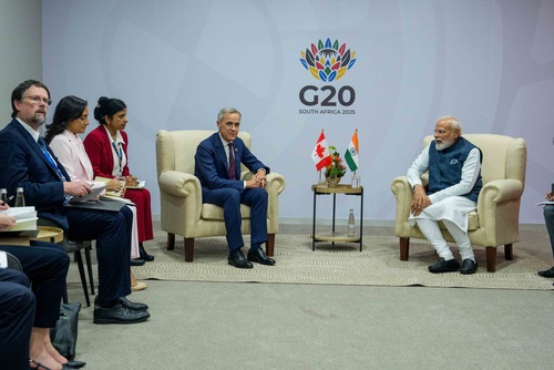 Le premier ministre Mark Carney est assis aux côtés du premier ministre de l’Inde, Narendra Modi, lors d’une rencontre bil...