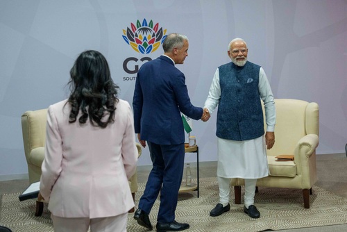 Le premier ministre Mark Carney serre la main du premier ministre de l’Inde, Narendra Modi, lors d’une rencontre bilatéral...