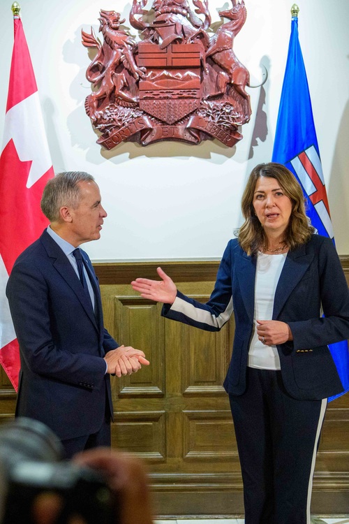 Le premier ministre Mark Carney rencontre la première ministre de l’Alberta, Danielle Smith, avant une cérémonie de signat...
