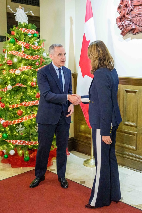 Le premier ministre Mark Carney et la première ministre de l’Alberta, Danielle Smith, échangent une poignée de main avant ...