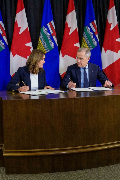 Le premier ministre Mark Carney et la première ministre de l’Alberta, Danielle Smith, signent le protocole d’accord entre ...