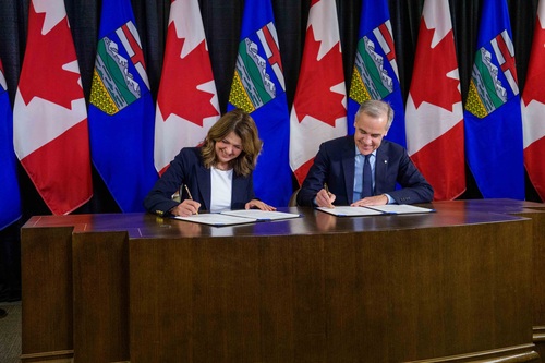 Le premier ministre Mark Carney et la première ministre de l’Alberta, Danielle Smith, signent le protocole d’accord entre ...