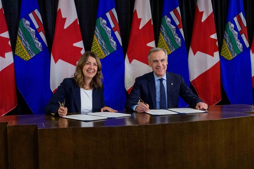 Le premier ministre Mark Carney et la première ministre de l’Alberta, Danielle Smith, posent pour une photo durant la céré...
