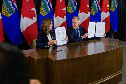 Le premier ministre Mark Carney et la première ministre de l’Alberta, Danielle Smith, sont assis et montrent le protocole ...
