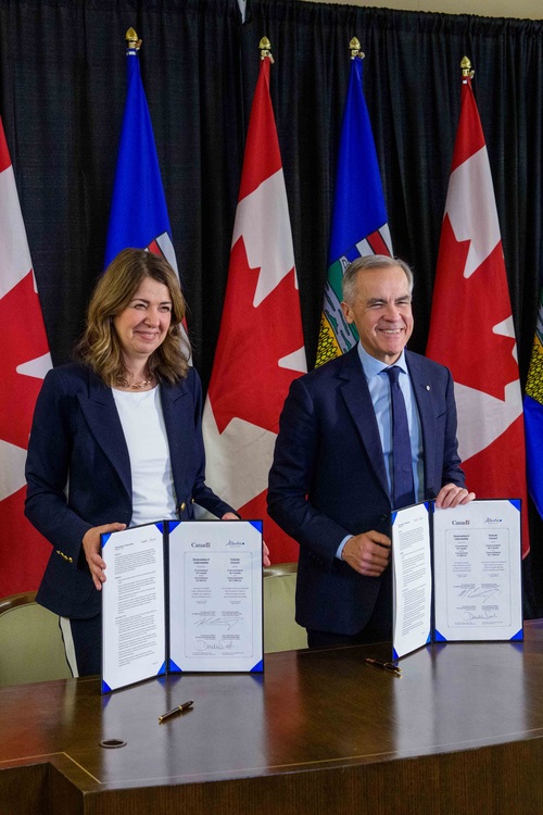 Le premier ministre Mark Carney et la première ministre de l’Alberta, Danielle Smith, sont debout et montrent le protocole...