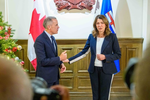 Le premier ministre Mark Carney et la première ministre de l’Alberta, Danielle Smith, s’adressent aux médias avant une cér...