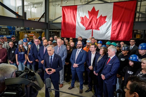 Le premier ministre Mark Carney s’adresse aux médias lors de sa visite pour rencontrer les membres de la section locale 72...