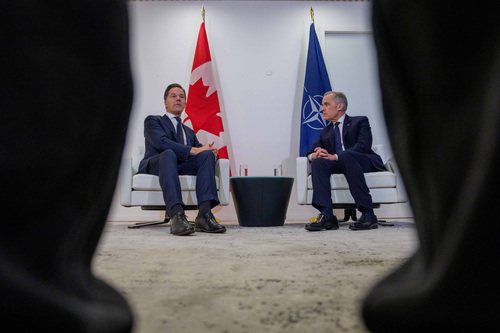 Le premier ministre Mark Carney rencontre le secrétaire général de l’OTAN, Mark Rutte, à l’ambassade du Canada en marge de...